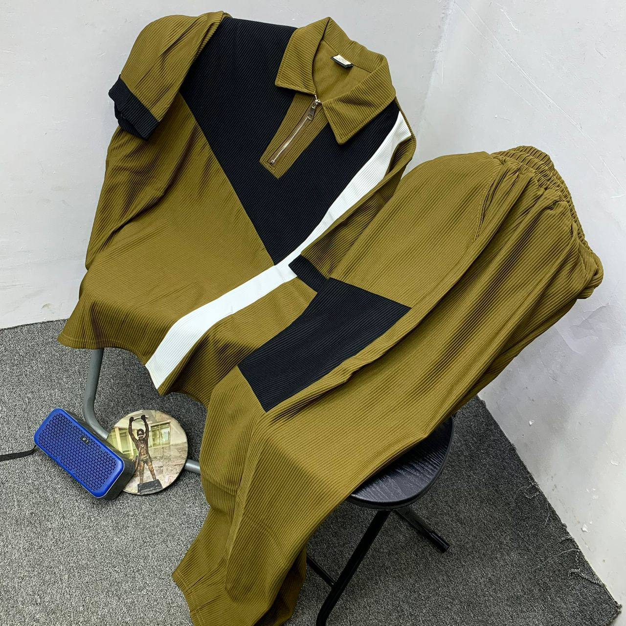 Men's Plissé Pleated Quarter-Zip Polo and Trousers Set - Geometric Patchwork (Olive & Black)