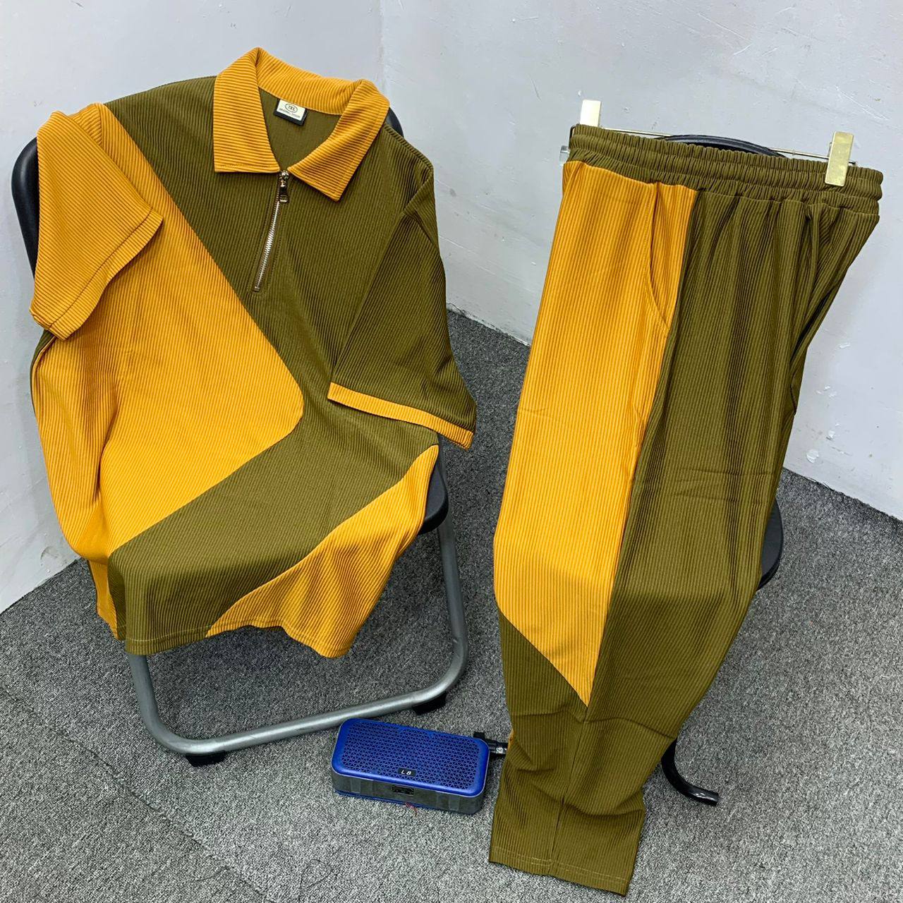 Men's Plissé Pleated Quarter-Zip Polo and Trousers Set - Geometric Patchwork (Olive & Mustard Gold