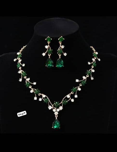 Women's Elegant Gold-Tone Emerald Green Crystal Jewelry Set