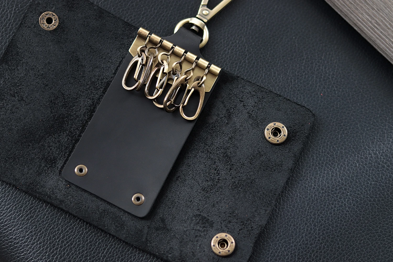 Aiguo Niu Vintage Leather Key Holder: Handmade Cowhide Multi-Functional Men's Belt Clip with Buckle for Car & Home Use - Image 33