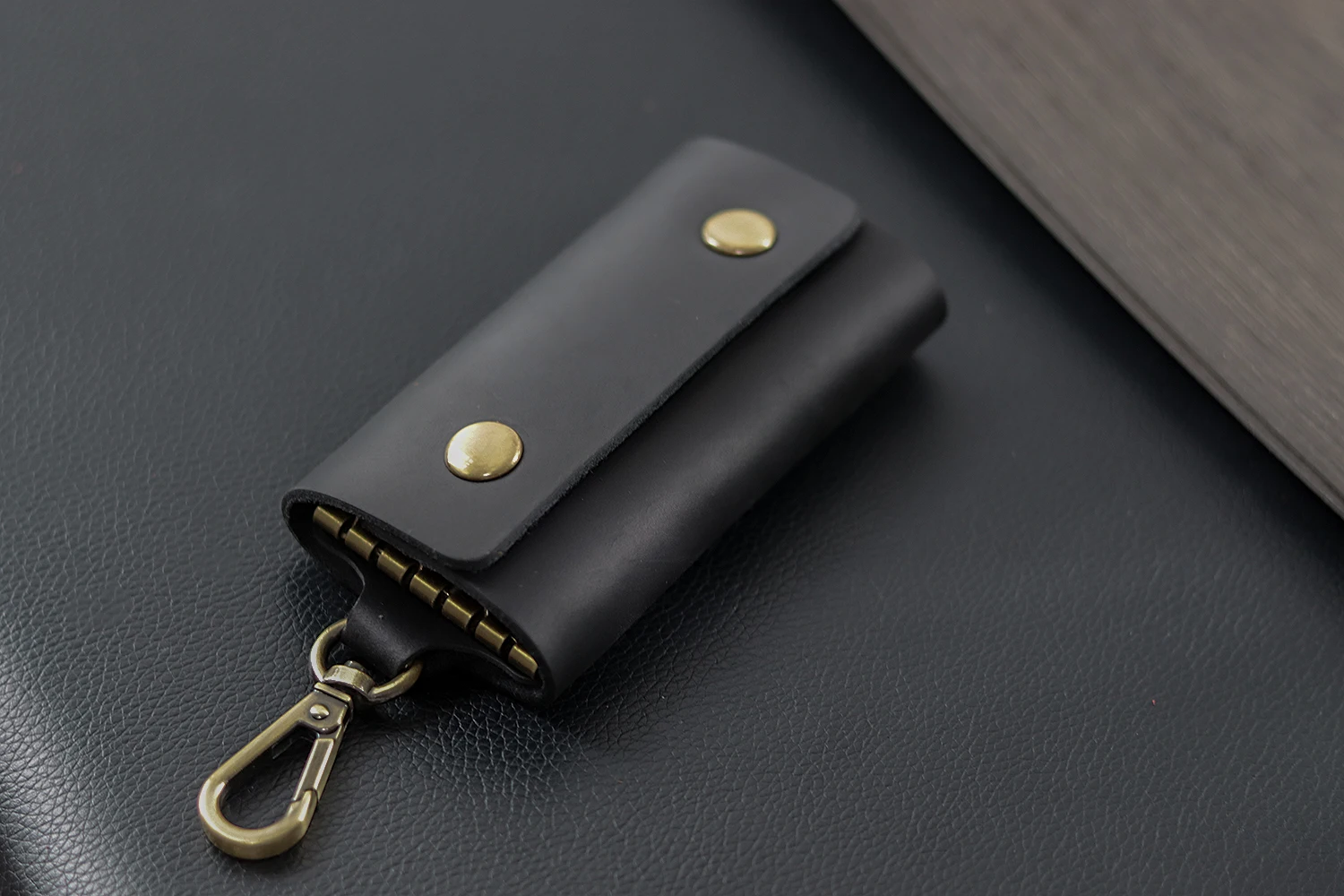 Aiguo Niu Vintage Leather Key Holder: Handmade Cowhide Multi-Functional Men's Belt Clip with Buckle for Car & Home Use - Image 29
