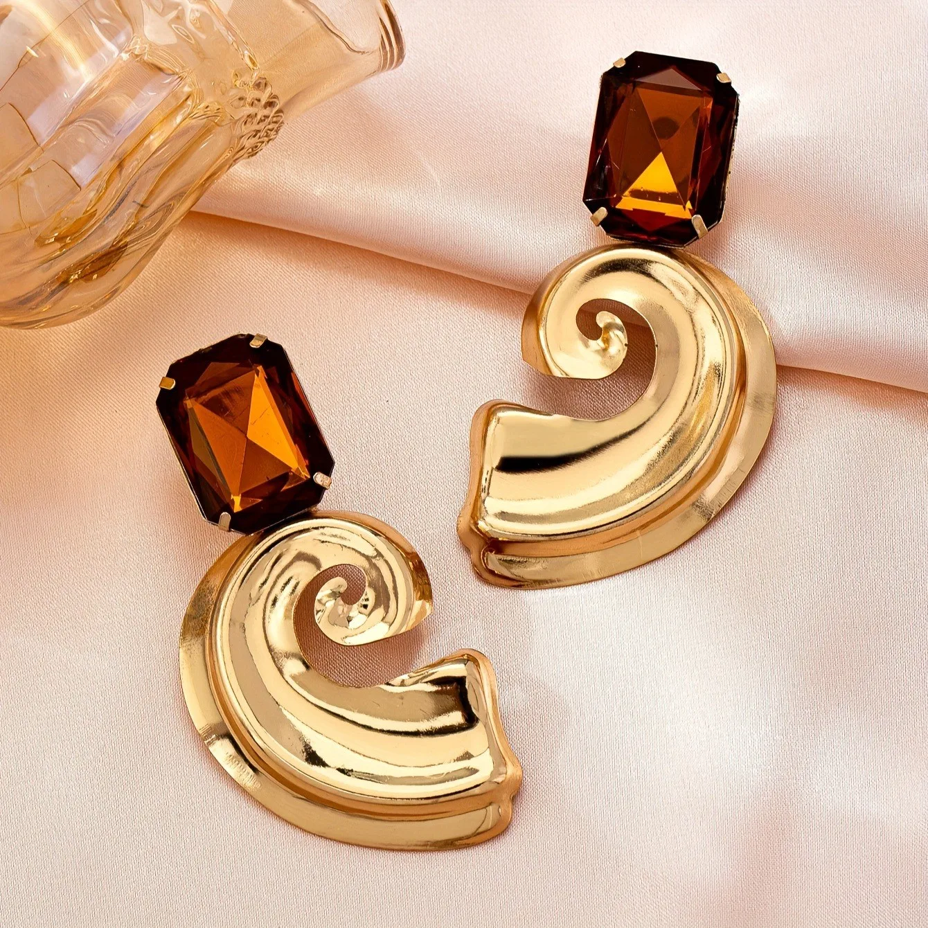 A Pair of European and American Popular, Sexy, Stylish, Casual and Versatile Women's Earrings - Image 2
